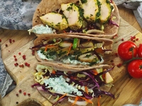 Как приготовить маринованную курицу с лепешками тако