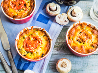 Жюльен из курицы, грибов и помидоров