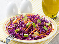 Салат из красной капусты, яблок и моркови