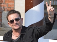Cолист U2 Боно стал Женщиной года по версии известного глянца