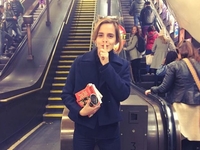 Эмма Уотсон устроила книжную акцию в лондонском метро