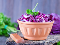 Салат из краснокочанной капусты: три вкусные идеи