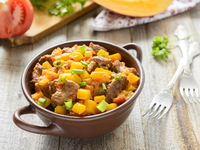 Тушеная говядина с тыквой и помидорами