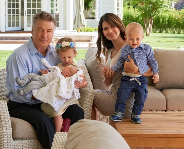 Жена Алека Болдуина сделала стойку на голове