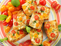 Тосты с помидорами, базиликом и сыром