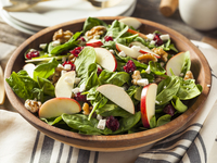 Осенние салаты с яблоками: три вкусные идеи