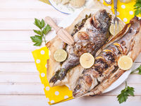 Запеченная рыба с пряными травами и лимоном