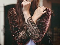 Как носить вещи из бархата и не выглядеть старомодно