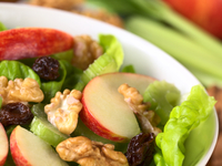 Салат Вальдорф с курицей и изюмом