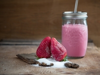 Постный клубничный коктейль с тофу