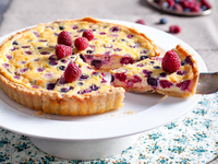 Французский тарт с малиной и ежевикой