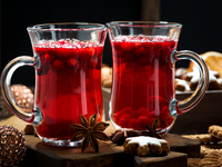 Горячий клюквенный напиток с ромом