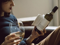 Гениальное изобретение: бутылка вина с коротким рассказом