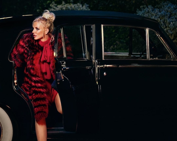 Бритни Спирс в откровенном наряде устроила соблазнительные танцы с певицей