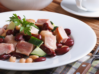 Салат из курицы, фасоли и огурцов