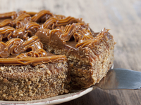 Медовик с вареной сгущенкой