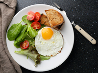 Как приготовить яичницу: три идеи для завтрака