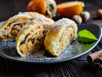 Штрудель с хурмой и изюмом