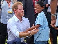 На Карибах люди протестуют против принца Гарри