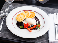 Сырники с шоколадным соусом и фруктами