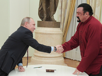 Стивен Сигал получил российский паспорт из рук Владимира Путина