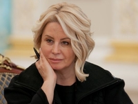 Анна Герман вышла в эфир телеканала с портретом Фиделя Кастро