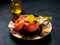 Постные запеченные яблоки с изюмом и орехами