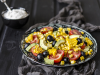 Постный салат с авокадо и кукурузой