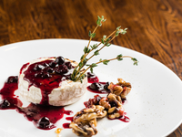 Жареный камамбер с брусничным соусом