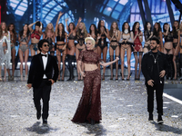 Lady Gaga сменила за вечер три наряда и разделась для поклонников