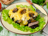 Мясо с грибами и черносливом на Новый год