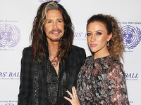 Солист Aerosmith помолвлен с 28-летней ассистенткой – СМИ