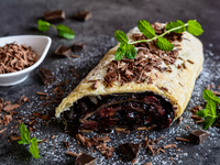 Штрудель с вишней и шоколадом