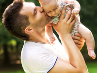 Опрос: 91,9% украинцев не доверяют советам своих отцов