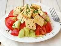 Постный салат с маринованным сыром тофу