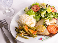 Тилапия с томатным соусом и каперсами