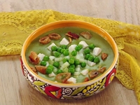 Крем-суп из зеленого горошка с ароматными хрустиками