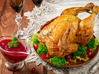 Запеченная курица с клюквенным соусом