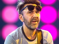 Сергей Шнуров показал, как веселится под песню Алены Апиной