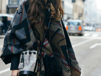 10 образов с шарфом-пледом