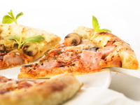 Пицца из картофельного теста с беконом и грибами