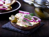 Канапе с сельдью и ароматным маслом