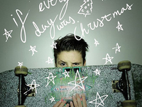 Круз Бекхэм презентовал клип на рождественскую песню