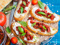 Брускетта с вялеными помидорами и песто