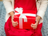 Как упаковать подарок на Новый год: видеоинструкция