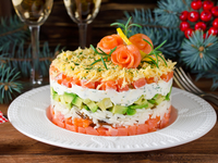 Новогодний салат с лососем и авокадо