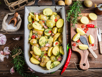 Запеченный картофель с чесноком, розмарином и чили