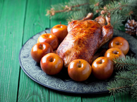 Рождественская утка с запеченными яблоками