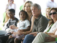 Не только Джоли: 15 звезд, которые усыновили детей