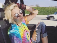 18-летняя дочь Майкла Джексона показала фото в бикини